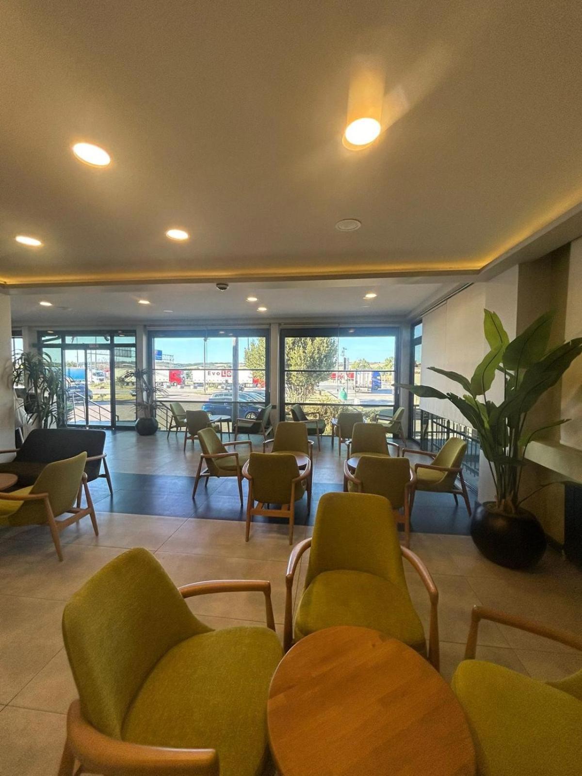 Goldeneye Hotel & Casino スヴィレングラッド エクステリア 写真 The lounge at the airport